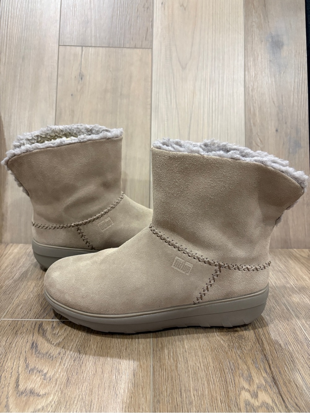 FitFlop Women's Mukluk Shorty III Ankle Boot Shearling Lined Slip On 8.5 Taupe
